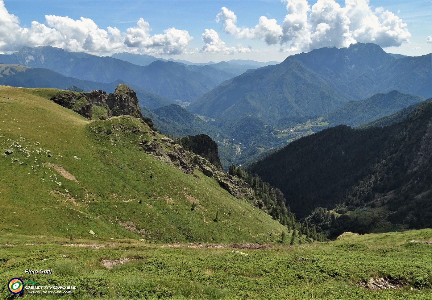 82 Visibile il sentierino che dalla valle sale alla Baita del MIncucco.JPG
